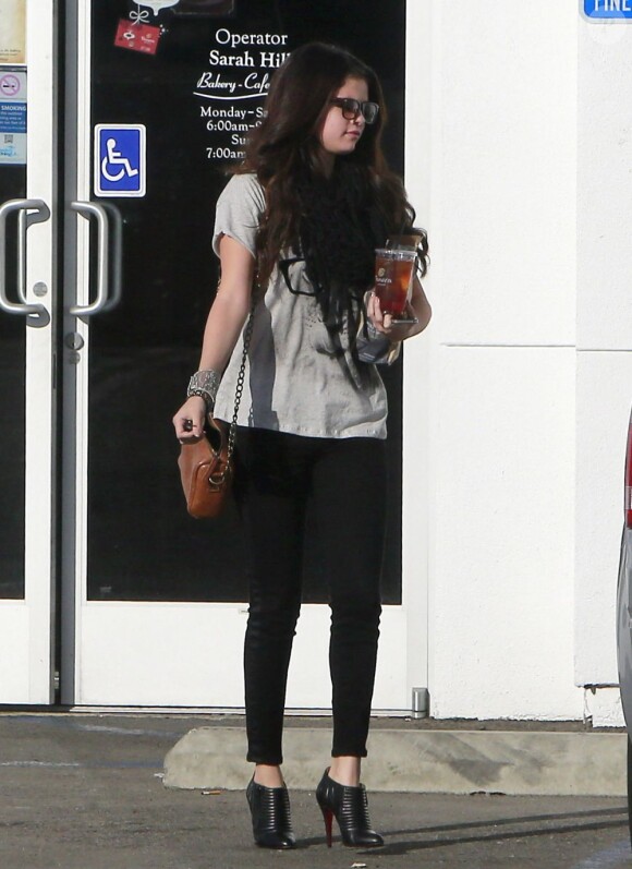 Selena Gomez, seule, en pleine séance de shopping à Encino (Californie), le 15 décembre 2012.
