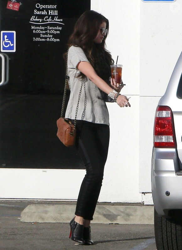 Selena Gomez en pleine séance de shopping à Encino (Californie, USA), le 15 décembre 2012.
