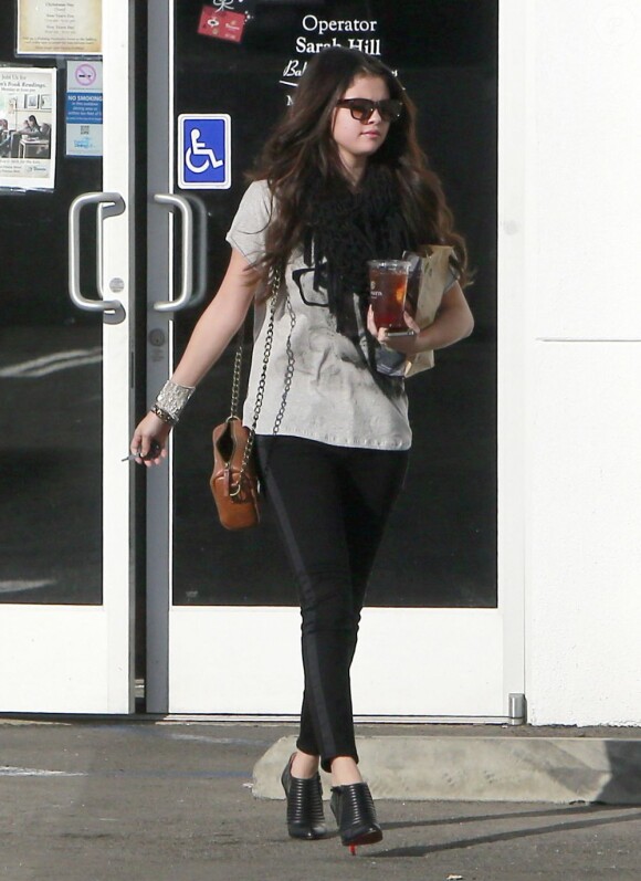 Selena Gomez en pleine séance de shopping à Encino (Californie), le 15 décembre 2012.