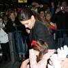 Katie Holmes et Suri Cruise à New York. Le 15 décembre 2012. La maman a emmené sa fille au théâtre voir la pièce dans laquelle elle joue : Dead Accounts. A la sortie du spectacle Suri se cache le visage.