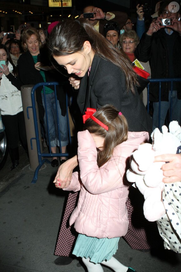 Katie Holmes et Suri Cruise à New York. Le 15 décembre 2012. La maman a emmené sa fille au théâtre voir la pièce dans laquelle elle joue : Dead Accounts. A la sortie du spectacle Suri se cache le visage.