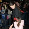 Katie Holmes et Suri Cruise à New York. Le 15 décembre 2012. La maman a emmené sa fille au théâtre voir la pièce dans laquelle elle joue : Dead Accounts. Suri ne semble pas très heureuse lors de sa sortie de la salle.