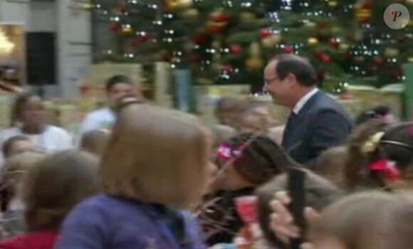 François Hollande arrive en retard au Noël de l'Elysée, samedi 15 décembre 2012.
