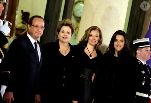 Valérie Trierweiler, François Hollande, la présidente du Brésil Dilma Rousseff et sa fille Paula Araujo lors d'un dîner d'Etat à l'Elysée, le 11 décembre 2012.