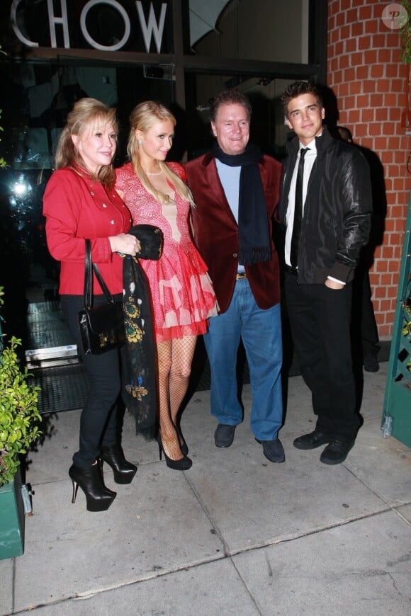 Paris Hilton et son petit ami River Viiperi prennent la pose à côté des parents de la starlette : Rick et Kathy Hilton. Ils étaient au célèbre restaurant Mr Chow à Los Angeles, le 15 décembre 2012.