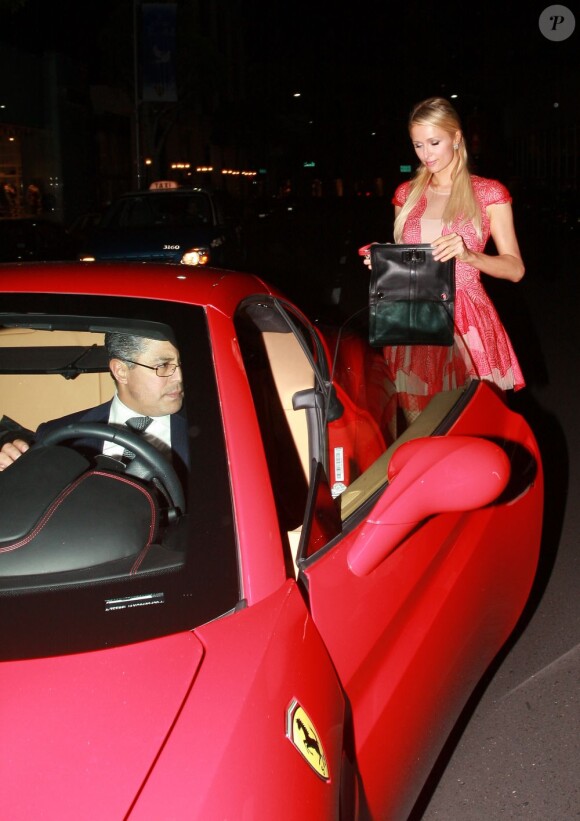 Paris Hilton quitte le restaurant Mr Chow. Elle a dîné avec son petit-ami River Viiperi et ses parents Rick et Kathy Hilton, à Los Angeles, le 15 décembre 2012.
