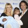 Carlos Moya et sa femme Carolina présentent leur petit garçon Carlos né le 12 décembre 2012 en compagnie de la petite Carla lors de la sortie de l'hôpital à Palma de Mallorca le 17 décembre 2012