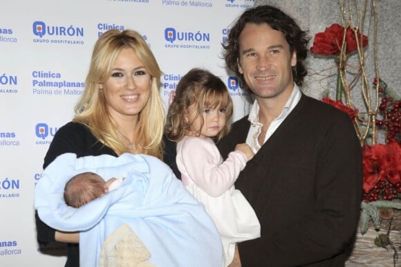 Carlos Moya et sa femme Carolina présentent leur petit garçon Carlos né le 12 décembre 2012 en compagnie de la petite Carla lors de la sortie de l'hôpital à Palma de Mallorca le 17 décembre 2012