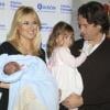 Carlos Moya et sa femme Carolina présentent leur petit garçon Carlos né le 12 décembre 2012 en compagnie de la petite Carla lors de la sortie de l'hôpital à Palma de Mallorca le 17 décembre 2012