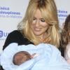 Carolina, femme de Carlos Moya, présente son petit Carlos né le 12 décembre 2012 lors de sa sortie de l'hôpital le 17 décembre 2012 à Palma de Mallorca