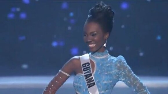 Miss Univers : La belle Miss Guyana s'offre une jolie chute !