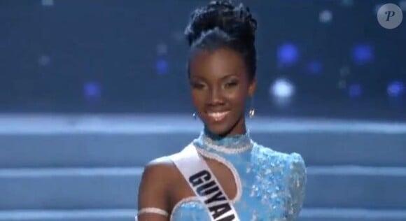 La belle Ruqayyah Boyer, Miss Guyana, s'est offert une jolie chute au concours de Miss Univers, à Las Vegas. L'élection doit avoir lieu le 19 décembre 2012
