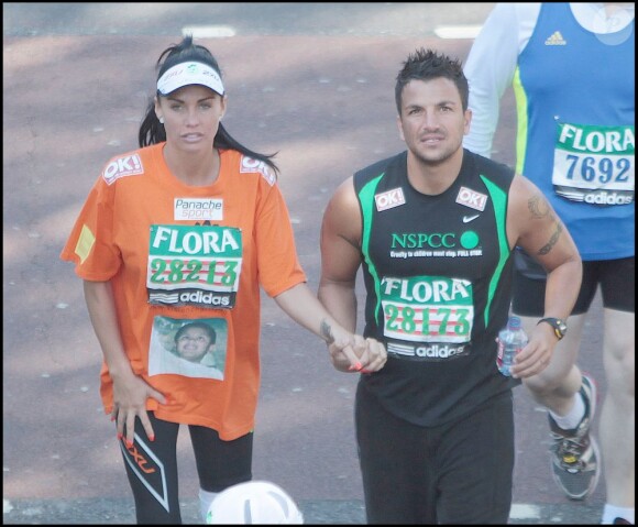Katie Price et Peter André participent au marathon de Londres le 26 avril 2009.