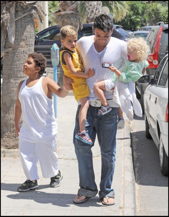 Peter André et ses trois enfants, Junior Sawa, Princess Tiaamii et Harvey en vacances à Chypre le 19 juin 2009.