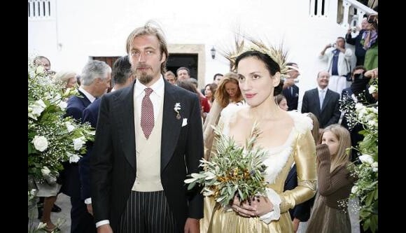 Le prince Aimone de Savoie-Aoste et la princesse Olga, ici en photo lors de leur mariage sur l'île de Patmos en septembre 2008, ont accueilli leur troisième enfant - leur première fille - : le 14 décembre 2012, la princesse Isabella est née, à Paris.