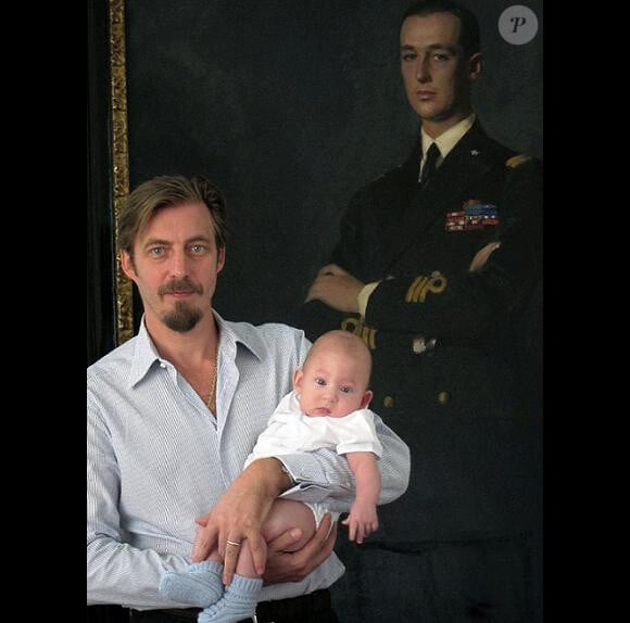 Le prince Aimone de Savoie-Aoste, qui pose ici avec son second fils, le prince Amedeo, après sa naissance en 2009, et la princesse Olga ont accueilli leur troisième enfant - leur première fille - : le 14 décembre 2012, la princesse Isabella est née, à Paris.