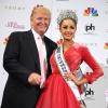 Donald Trump et Olivia Culpo, elue Miss Univers 2012, a Las Vegas, le 19 decembre 2012.  Miss USA Olivia Culpo is crowned Miss Universe 2012 at the Planet Hollywood Resort And Casino in Las Vegas, Nevada on December 19, 2012.19/12/2012 - Las Vegas