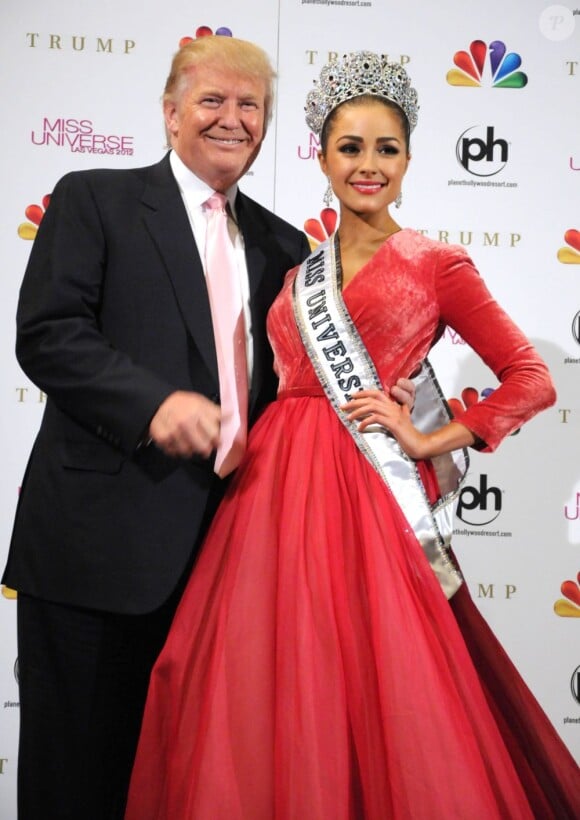 Donald Trump et Olivia Culpo, elue Miss Univers 2012, a Las Vegas, le 19 decembre 2012.  Miss USA Olivia Culpo is crowned Miss Universe 2012 at the Planet Hollywood Resort And Casino in Las Vegas, Nevada on December 19, 2012.19/12/2012 - Las Vegas