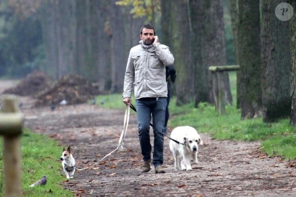 Clément Miserez, le mari d'Alessandra Sublet qui promène leurs chiens. Octobre 2012