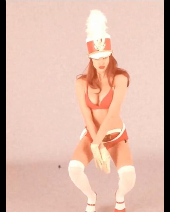 Irina Shayk et sa plastique parfaite dans un strip-tease de Noël pour le magazine LOVE