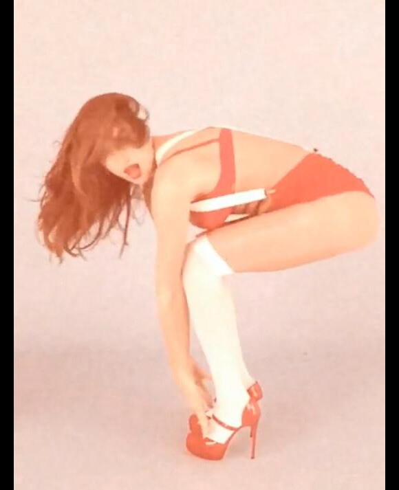 Irina Shayk et ses courbes parfaites dans un strip-tease de Noël pour le magazine LOVE
