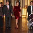 La princesse Mathilde était somptueuse en rouge au bras du prince Philippe. La famille royale de Belgique assistait le 19 décembre 2012 au palais Laeken, à Bruxelles, au concert de Noël annuel, suivi d'une réception.