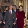 La princesse Mathilde était somptueuse en rouge au bras du prince Philippe. La famille royale de Belgique assistait le 19 décembre 2012 au palais Laeken, à Bruxelles, au concert de Noël annuel, suivi d'une réception.