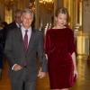 La princesse Mathilde était somptueuse en rouge au bras du prince Philippe. La famille royale de Belgique assistait le 19 décembre 2012 au palais Laeken, à Bruxelles, au concert de Noël annuel, suivi d'une réception.