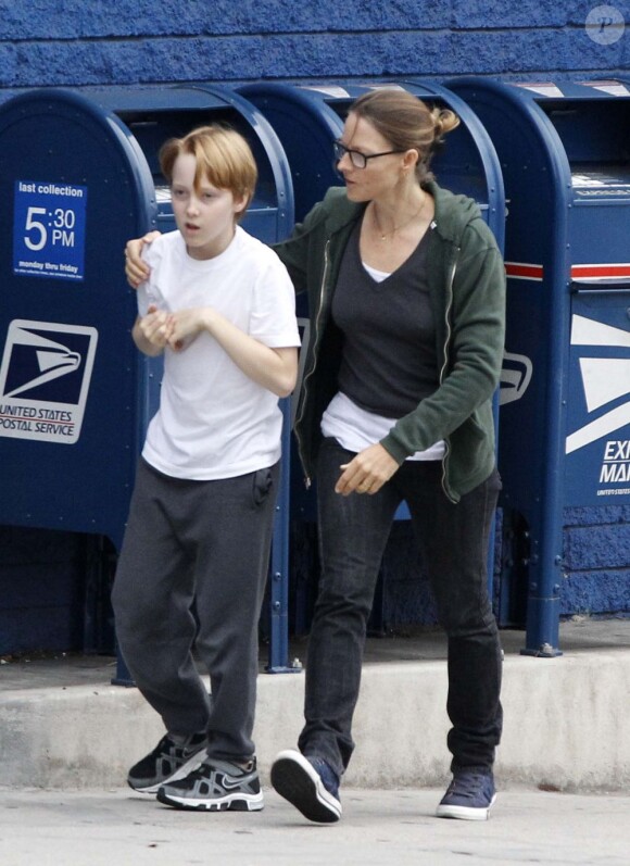 Jodie Foster et son fils Christopher, en promenade dans les rues de West Hollywood à Los Angeles, le 14 décembre 2012.