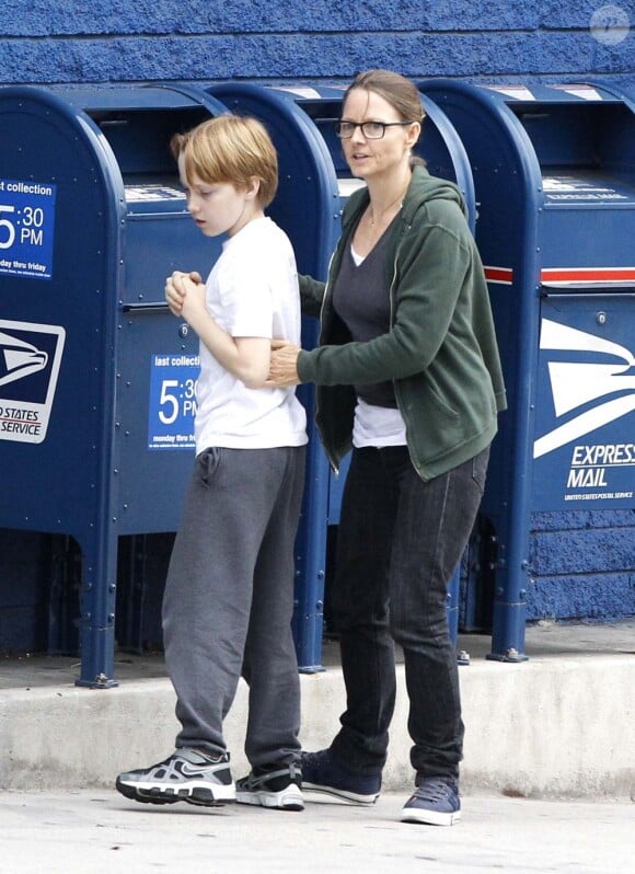 Jodie Foster et son fils Christopher, sont en promenade dans les rues de West Hollywood à Los Angeles, le 14 décembre 2012.