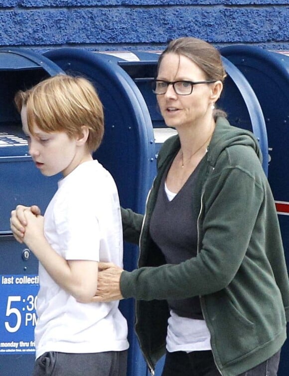Jodie Foster et son jeune fils Christopher, en promenade dans les rues de West Hollywood à Los Angeles, le 14 décembre 2012.