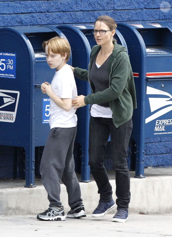 L'actrice Jodie Foster et son fils Christopher, en promenade dans les rues de West Hollywood à Los Angeles, le 14 décembre 2012.