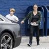 Jodie Foster et son fils Christopher, en promenade dans les rues de West Hollywood à Los Angeles, le 14 décembre 2012.