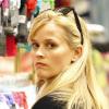 Exclusif - Reese Witherspoon fait du shopping au centre commercial Westside Pavilion. Westwood, le 20 décembre 2012.