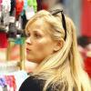 Exclusif - Reese Witherspoon fait du shopping au centre commercial Westside Pavilion. Westwood, le 20 décembre 2012.