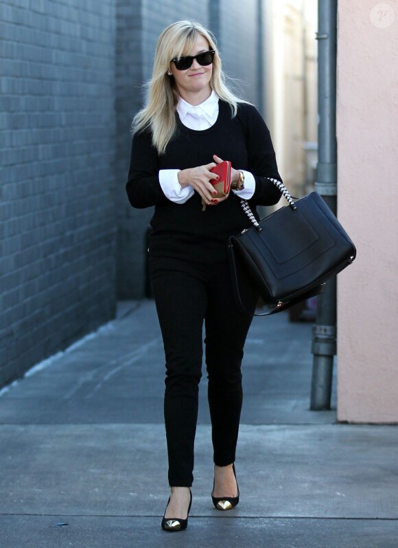 Exclusif - Reese Witherspoon se mue en Blues Brother chic lors d'une séance shopping à Westwood. Le 20 décembre 2012.