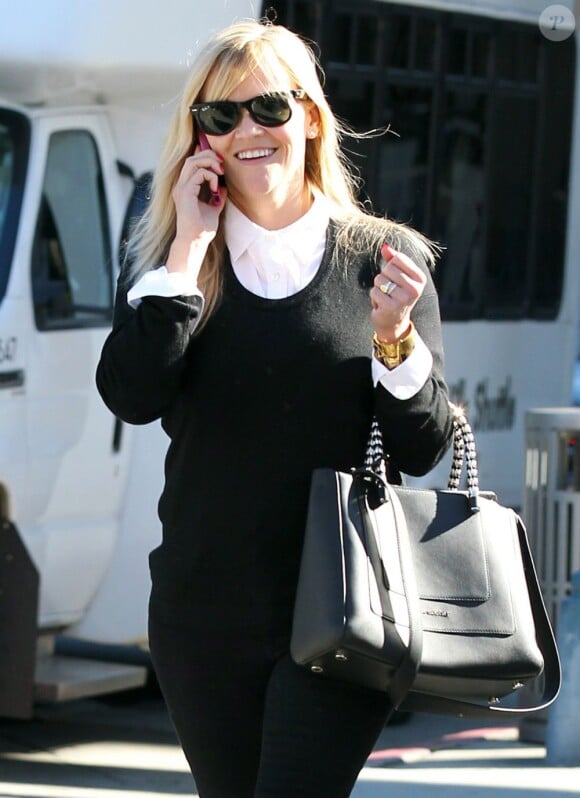 Exclusif - Reese Witherspoon, craquante en noir et blanc sous le soleil de Westwood. Le 20 décembre 2012.