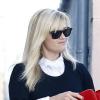 Exclusif - Reese Witherspoon, craquante en noir et blanc avec des lunettes Ray-Ban et un sac Bulgari, fait du shopping à Westwood. Le 20 décembre 2012.