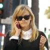 Exclusif - Reese Witherspoon, craquante en noir et blanc avec des lunettes Ray-Ban et un sac Bulgari, fait du shopping à Westwood. Le 20 décembre 2012.