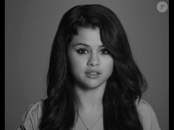 La chanteuse/actrice Selena Gomez et les personnalités américaines, endeuillées par la tuerie de Newtown, demandent des mesures pour le contrôle des armes à feu.