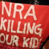 Le vice-président de la NRA Wayne LaPierre est interrompu durant son discours à l'hôtel Willard par un manifestant qui tient un carré en tissu sur lequel est inscrit "NRA Killing Our Kids". Washington, le 21 décembre 2012.