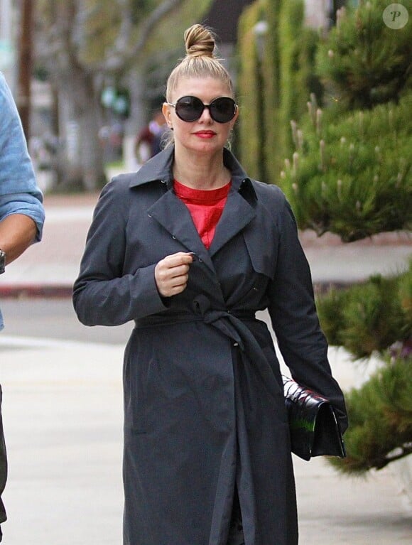 Fergie semble quelque peu "gonflée" alors qu'elle et son mari Josh Duhamel font du shopping à West Hollywood, le 22 décembre 2012
