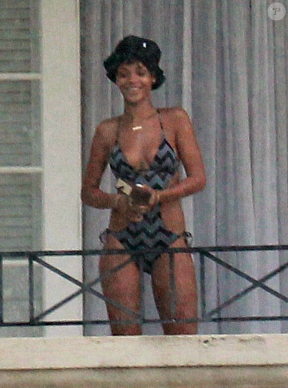 Rihanna, sexy et souriante en maillot une-pièce sur le balcon de sa maison. Bridgetown, le 22 décembre 2012.