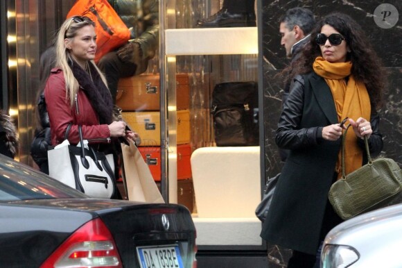 Bar Refaeli quitte la boutique Pirelli à Milan. Le 22 décembre 2012.