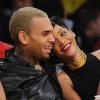 Le chanteur Chris Brown et Rihanna, complices et amoureux, au Staples Center où ils assistent à un match de basket le jour de Noël à Los Angeles, le 25 décembre 2012.