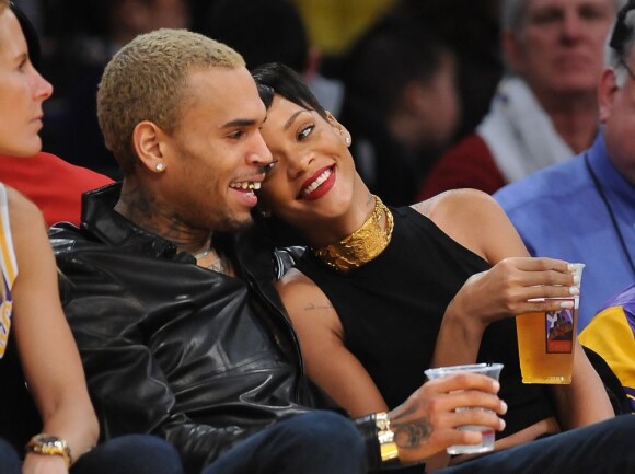 Le chanteur Chris Brown et Rihanna, complices et amoureux, au Staples Center où ils assistent à un match de basket le jour de Noël à Los Angeles, le 25 décembre 2012.