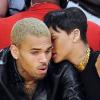Chris Brown et Rihanna, complices et amoureux, au Staples Center où ils assistent à un match de basket le jour de Noël à Los Angeles, le 25 décembre 2012.
