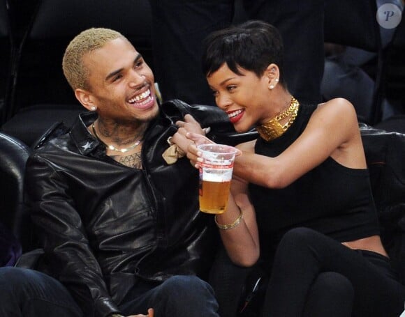 Chris Brown et Rihanna, complices, au Staples Center où ils assistent à un match de basket le jour de Noël à Los Angeles, le 25 décembre 2012.
