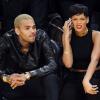 Chris Brown et Rihanna, complices et amoureux, au Staples Center où ils assistent à un match de basket le jour de Noël à Los Angeles, le 25 décembre 2012.