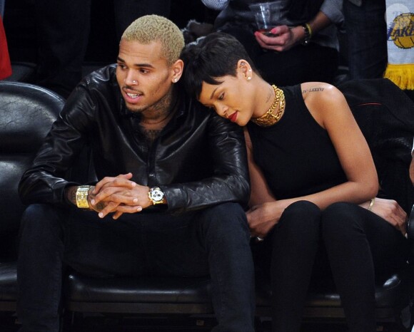 Chris Brown et Rihanna, complices et amoureux, au stade du Staples Center où ils assistent à un match de basket le jour de Noël à Los Angeles, le 25 décembre 2012.